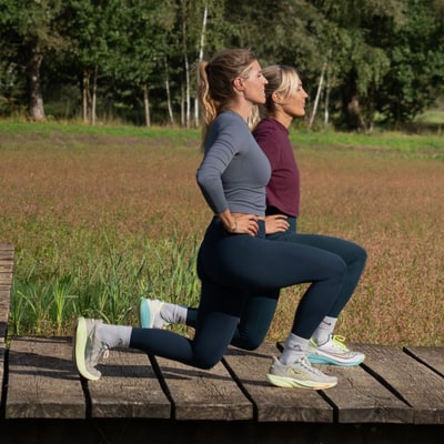 Anke en Ellen van Roxing moms, in een lunge op het vlonderpad