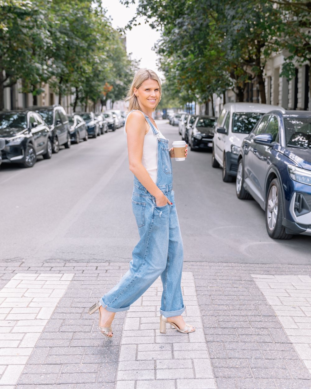 Sarah van club sol, onderweg met een koffie in Antwerpen