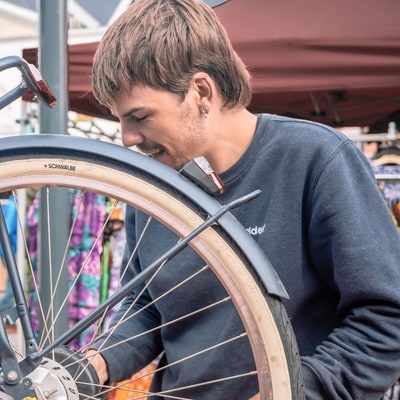 Velodest aan het werk aan een fietswiel